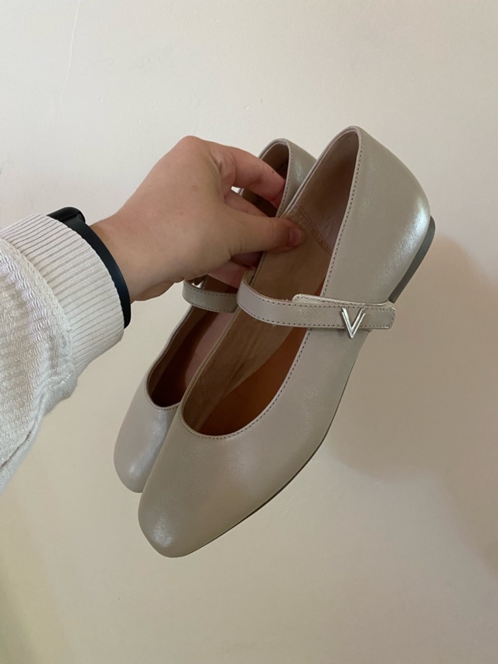 Vionic Alameda Mary Jane Flats in Silver/Pewter Size 8